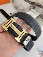 品名： 爱玛仕.Hermes腰带·皮带·原单 型号：挂扣，经典纯钢材质扣头，双面头层牛皮，图片实物拍摄 材料：双面头层牛皮，挂扣系列，纯钢材质扣