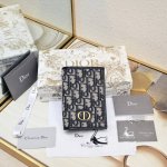 专柜正品有售 原单质量 配图片盒子 30 Montaigne 护照套蓝色 Oblique 印花 编号:S2095Utzq_M928 正面饰以“Cd”标志2个内部