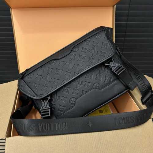 Louisvuitton 路易威登 Lv 牛皮邮差包 Voyage 手袋 翻盖单肩包 大容量印花斜挎包 经典百搭 实物拍摄 原厂原版面料 配送礼盒 防尘袋 22