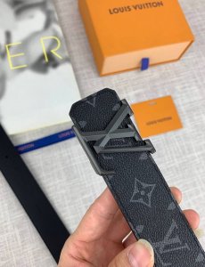 配全套包装盒 Lv 进口老花面料腰带，宽40毫米，搭配不锈钢原单钢扣，内衬小牛皮。商务服装造型的完美搭配。永恒经典，与正品零差距。