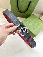 宽度4.0Cm Gucci 最新款双面腰带，一侧为Gg Supreme帆布，反面一侧为枣红色头层小牛皮。配以互扣式镶钻双G扣头采用真空电镀