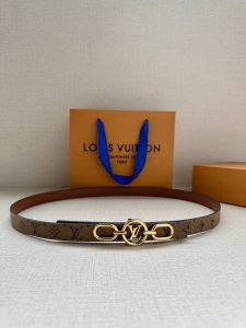 2.0宽 本款 Lv Iconic 双面腰带新款 搭配标志性 Iconic 搭扣，无论展现 Monogram Reverse 帆布或素雅牛皮革，均可为挚爱造型注