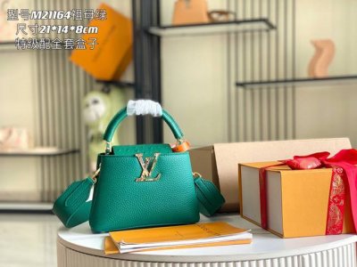 特级配全套包装 特级精品原厂皮 M21164祖母绿配驼鸟贝壳扣 本款 Capucines 迷你手袋采用 Taurillon 皮革塑造玲珑构型，以鸵鸟皮革包裹翻盖