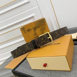 宽度 4.0Cm Citizen 双面腰带以 Monogram Eclipse 帆布和 Taurillon 皮革成就两式风尚，再以耀目针式搭扣和钩扣开合烘托俊朗