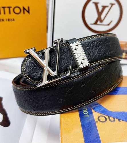 皮带：Lv..路易..威登顶级复刻. 腰带：原单品质百分百头层牛皮，保证真皮。菱形镶嵌工艺.真空电镀.永不掉色.24K纯钢扣头层小牛皮鸵鸟纹双面可用专柜同等质量