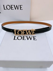 Loewe 光滑牛皮革腰带，侧面饰以金属Loewe标志，铜五金内穿 宽1.5Cm，五孔调节。