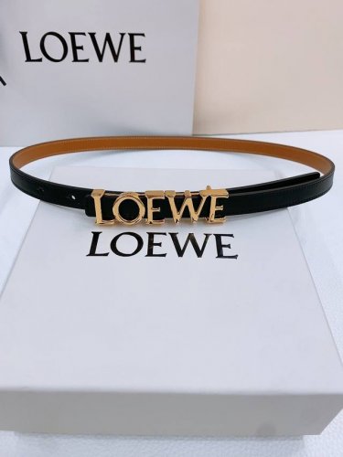 Loewe 光滑牛皮革腰带，侧面饰以金属Loewe标志，铜五金内穿 宽1.5Cm，五孔调节。