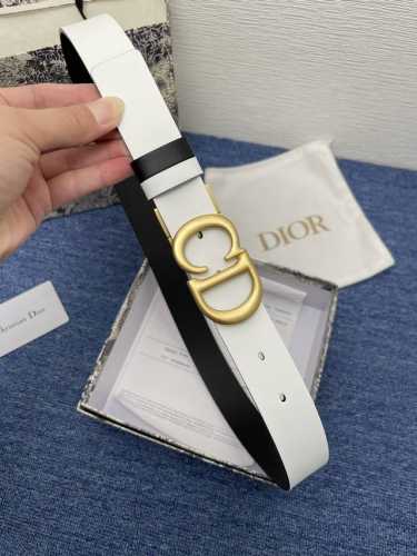 迪奥550 3.0Cm。特 这款 Montaigne Avenue 腰带从同名手袋汲取灵感，采用黑色光滑 牛皮革精心制作，质感柔软，设计优雅，饰以富有光泽的新款