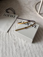 Loewe 罗意威 专柜新款 女士极细腰带 宽0.8Cm 这款选用柔软光滑牛皮制成，黄色配紫色 双色设计双面使用，Anagram精品搭扣五金。