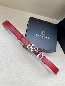 宽度3.0cm VRSACE 此款腰带采用柔软皮革制成，饰有Logo搭扣，并采用衣领铆钉固定，造型经典。