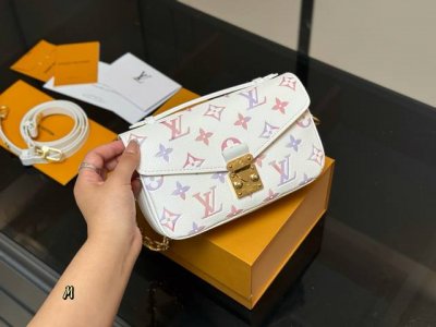 配折叠盒 最新尺寸 :21×6×13Cm Lv高品质 性价比超高 一定要好好看细节看五金看材质 新款邮差小号 East West 配置链条和皮肩带