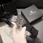 特 范思哲 宽4.0cm 新款 腰带由柔软的Greca压花皮革于意大利精制而成，饰有Medusa搭扣 Medusa搭扣 Greca压花