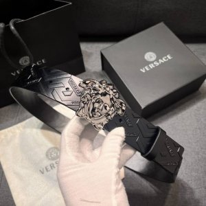 特 范思哲 宽4.0cm 新款 腰带由柔软的Greca压花皮革于意大利精制而成，饰有Medusa搭扣 Medusa搭扣 Greca压花