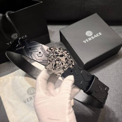特 范思哲 宽4.0cm 新款 腰带由柔软的Greca压花皮革于意大利精制而成，饰有Medusa搭扣 Medusa搭扣 Greca压花