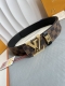 品名： Lv..路易..威登腰带皮带原单P240 型号：挂扣，经典纯钢材质镶钻字母挂扣，头层牛皮，图片实物拍摄 材料：头层牛皮，挂扣系列，纯钢材质扣头，钯镀电镀