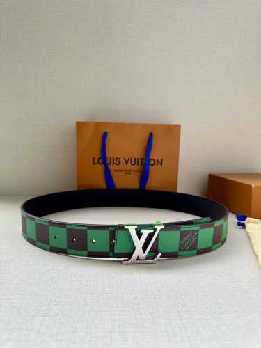 特 本款 Lv Initiales 双面腰带出自 春夏男装秀场，为 Damier Pop 帆布浸染潮流新色，翻转可见光滑素雅牛皮革。Lv 字母搭扣与崭新 Lou