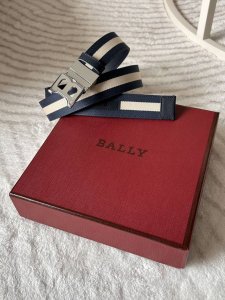 特 Bally 巴利专柜同款 男士时尚布配皮双用腰带 宽 3.4Cm Tamal 融入了永恒经典的 Bally 蓝白条纹，且具有充满现代感。固定式双面设计加上别