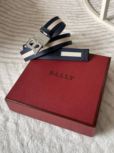 特 Bally 巴利专柜同款 男士时尚布配皮双用腰带 宽 3.4Cm Tamal 融入了永恒经典的 Bally 蓝白条纹，且具有充满现代感。固定式双面设计加上别