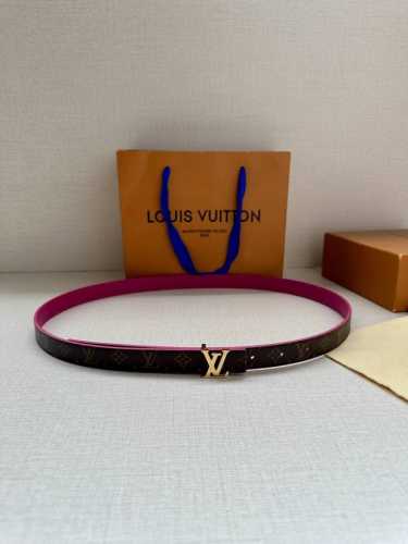 2.0宽 本款 Lv Iconic 双面腰带以纤细剪裁迎接新季，搭配标志性 Iconic 搭扣，无论展现 Monogram Reverse 帆布或素雅牛皮革，均