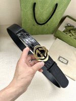 特 宽度4.0Cm 标志性Gg图案采用穿孔工艺制作，为这款黑色皮革腰带增添精致质感。闪亮钯金色调金属双G造型配件灵感源自对品牌别具意义的70年代的典藏设计。 黑