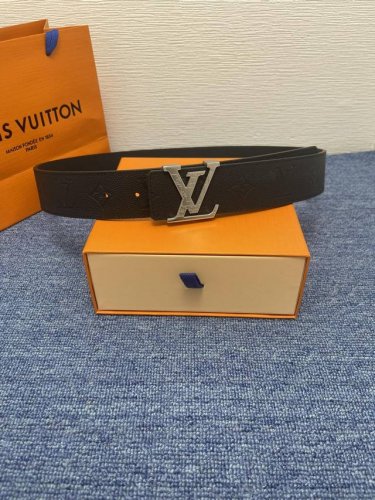 louis Vuitton 经典原单品质，荔枝纹压花搭配原版皮底，原单精品挂扣，精工制作，细节看图，实物拍摄，高端奢华，宽度4.0Cm