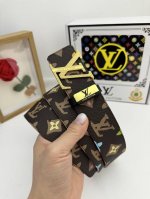 品名：Lv..路易..威登原单 材质：原单牛皮腰带 百分百头层牛皮腰带保证真皮，24K纯钢扣，专柜原单品质、做工精细，时尚大牌，送人自用首选包装： 请认准如图专