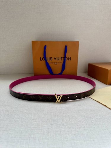 2.0宽 本款 Lv Iconic 双面腰带以纤细剪裁迎接新季，搭配标志性 Iconic 搭扣，无论展现 Monogram Reverse 帆布或素雅牛皮革，均