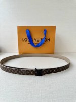 2.0宽Mini Lv 双面腰带以华美皮革和标志性 Monogram 帆布演绎两式风范，为纤细构型融入莹泽 Lv Initiales 金属搭扣。榄尖形末端再添优