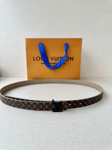 2.0宽Mini Lv 双面腰带以华美皮革和标志性 Monogram 帆布演绎两式风范，为纤细构型融入莹泽 Lv Initiales 金属搭扣。榄尖形末端再添优