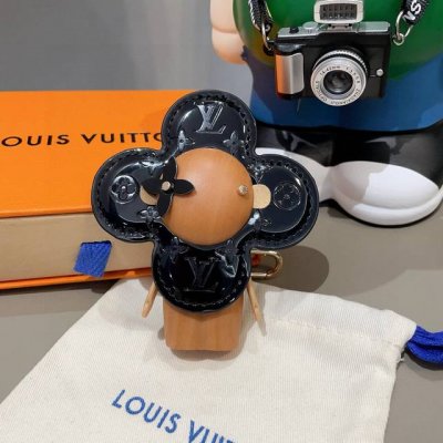 Louis Vuitton新款包饰与钥匙扣。Lv薇薇安太阳花包包挂件 手机壳挂件 可满足各种时尚品味的实用配饰。凸显时尚个性