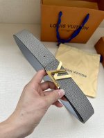 特 本款 Damier Lv 4.0宽 双面腰带做工精良，风格经典。深色牛皮革皮带与 Lv 字母搭扣优雅相称，与精心镂刻的英字母气质优雅，可双面使用，轻松搭配您