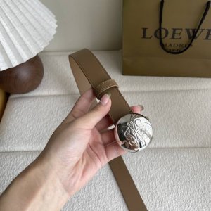 特 罗意威新款光滑牛皮革腰带，饰以金属Loewe品牌标志Logo，宽2.8Cm，五孔调节。颜色：橡木色