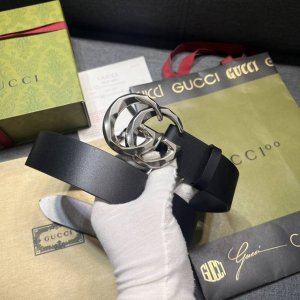 古奇 宽4.0Cm 新款 Gg Marmont系列延续品牌传承，为全新系列注入趣致新意。标志性金色调双G腰带扣亮眼点缀于这款皮革腰带之上，诚意致敬品牌悠久传承