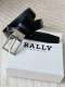 Bally双面皮带，宽3.4Cm 黑与藏蓝碰撞，一面沉稳一面雅致。金属扣利落精致，皮革细腻有质感，随意切换风格，商务通勤或休闲出行都适配，系上它，低调彰显品味，