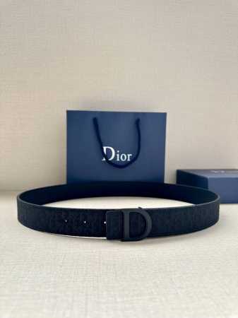宽度3.5Cm 这款 Dior Charm 腰带扣是夏季男装系列新品，采用不锈钢真空电镀菱饰面精心设计，重新演绎经典的 Dior 标志。可与各式 35 毫米腰带 - 点击图像关闭