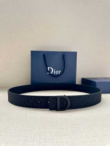 宽度3.5Cm 这款 Dior Charm 腰带扣是夏季男装系列新品，采用不锈钢真空电镀菱饰面精心设计，重新演绎经典的 Dior 标志。可与各式 35 毫米腰带