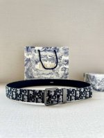 Dior 这款腰带采用黑色超迷你 Oblique 印花面料精心制作，搭配金属覆层黄铜腰带扣，彰显优雅时尚的风范。腰带长度可调节，可与各式 35 毫米腰带扣随心搭