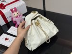 配折叠盒 Chanel 25Bag 小号真绝绝子 今年香奈儿25S系列简直美爆... 这只Hobo是个小号尺寸个人觉得比较日常 鱼子酱的质感颗粒没这么重反而很细