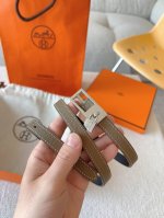 爱马仕 Hermes 针扣序列官网同步。Swift和Epsom小牛皮双面皮腰带，搭配金属皮带扣。 Lucky腰带配有标志性挂锁，挂锁在皮带扣下方优雅摆动，打造出