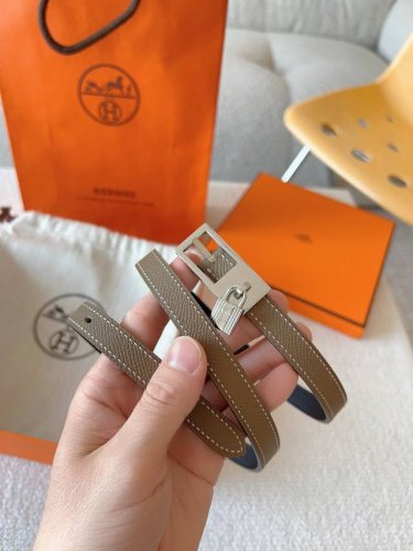 爱马仕 Hermes 针扣序列官网同步。Swift和Epsom小牛皮双面皮腰带，搭配金属皮带扣。 Lucky腰带配有标志性挂锁，挂锁在皮带扣下方优雅摆动，打造出