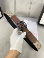 宽度4.0Cm Gucci 这款腰带在早秋系列中惊艳亮相，采用以标志性米色 乌木色组合呈现的品牌双g镂空字母交织图案，与黑色皮革材质相得益彰。双g搭扣采用做旧效