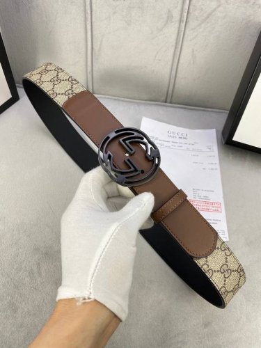 宽度4.0Cm Gucci 这款腰带在早秋系列中惊艳亮相，采用以标志性米色 乌木色组合呈现的品牌双g镂空字母交织图案，与黑色皮革材质相得益彰。双g搭扣采用做旧效