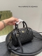 配礼盒 Gucci Ophidia系列 压花波士顿枕头包 以创意设计和创新功能焕新诠释经典图案，匠心缔造未来数年的珍藏之选。 焕新演绎品牌全新标志性单品系列，精