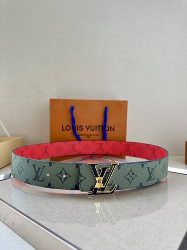 特 本款 4.0宽 Lv Initials 双面腰带展现经典Monogram 帆布的缤纷演绎，以 Lv 字母搭扣彰显瞩目风范，可为经典或休闲造型注入摩登新意
