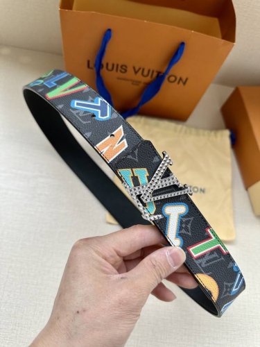 特 Lv皮带与Nba联名合作款 宽度40Cm 全新帆布配有彩色Nba字样 衬托与颜色相呼应小牛皮 搭配施新款搭扣 更多细节请看实拍图