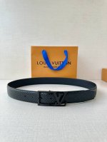 Lv Skyline 3.4宽皮带在正面和中央显示House Initials，将它们与哑光银色的角扣结合在一起。由黑色头层牛皮压蟒蛇皮制成的豪华表带使外观变得