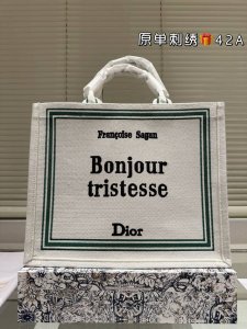 原单刺绣 Dior 提花 托特包 原单品质 Dior Book Tote今年最喜欢的一款购物袋 Tote我用的次数最多的包，因为容量超级大，不管什么东西都向里面