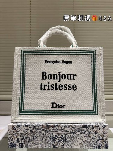 原单刺绣 Dior 提花 托特包 原单品质 Dior Book Tote今年最喜欢的一款购物袋 Tote我用的次数最多的包，因为容量超级大，不管什么东西都向里面