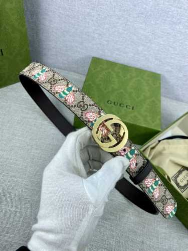 宽度3.0Cm Gucci 蜜蜂图案是Gucci动物王国中的标志性元素之一 在这款配饰中焕新演绎为卡通风格设计 这款腰带融合了经典蜜蜂元素和双G图案 突显品牌悠