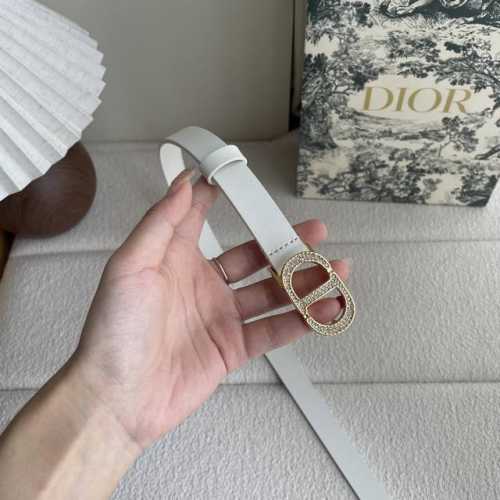 这款Dior带身采用光滑牛皮精心制作，饰以经典的金属Cd扣，密镶以小钻。款式突显腰部曲线，彰显优雅气质，可与牛仔裤、半身裙或连衣裙搭配。